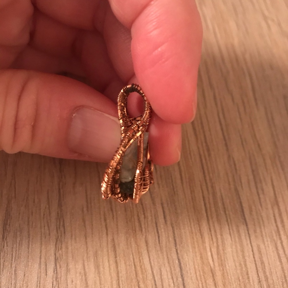 Handmade green stone set in rose gold pendant - Picture 5 of 7